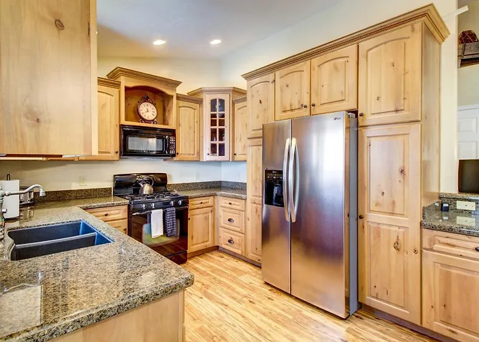 Winter Hikes & Ice Fishing Fun: Cozy Show Holiday home *