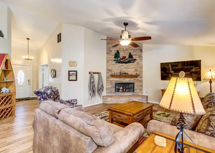 Winter Hikes & Ice Fishing Fun: Cozy Show Holiday home