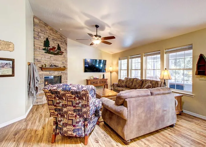 Winter Hikes & Ice Fishing Fun: Cozy Show Holiday home *