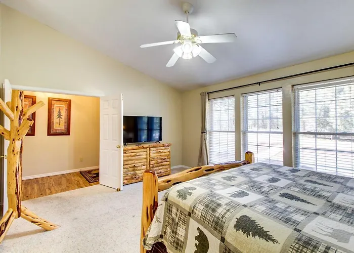 Winter Hikes & Ice Fishing Fun: Cozy Show Holiday home