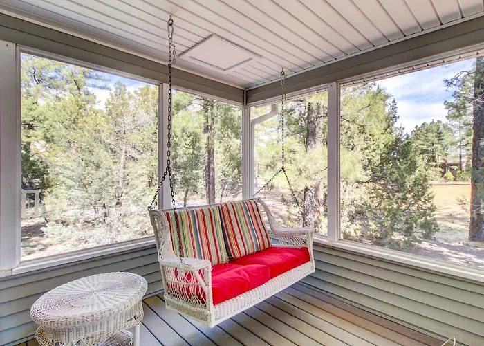 Winter Hikes & Ice Fishing Fun: Cozy Show Holiday home